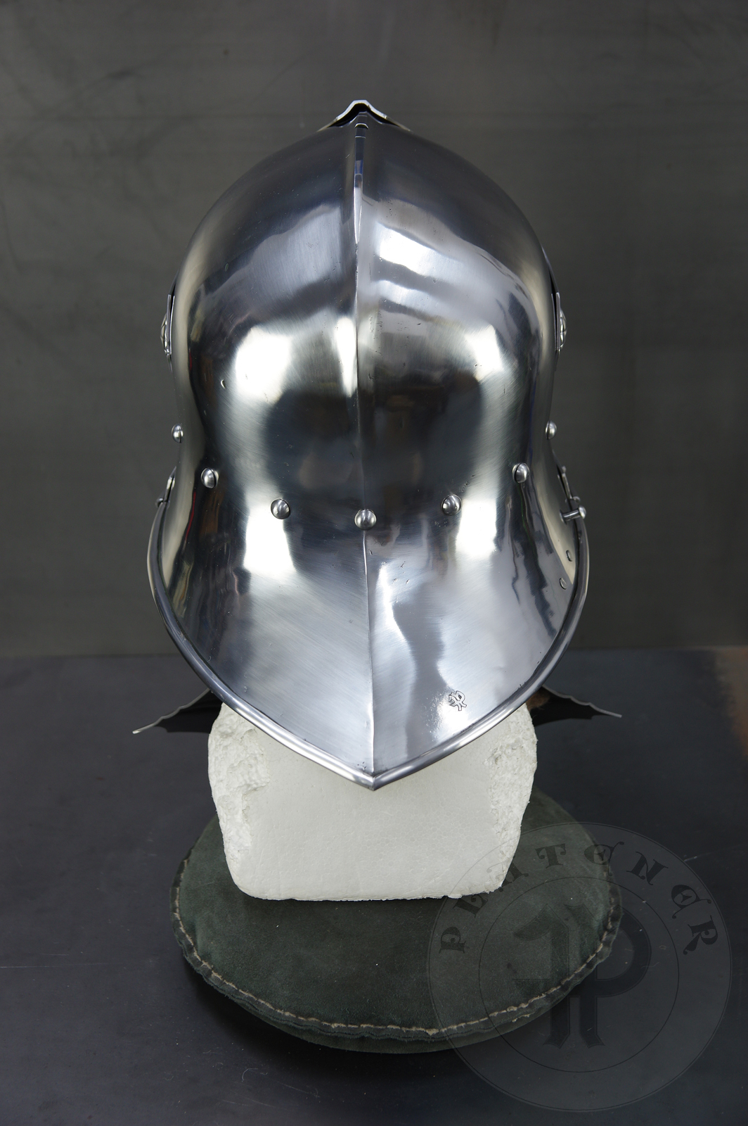 Sallet inspired by example from the Philadelphia Museum of Art; bevor inspired on Churburg CHS25 piece. Period: 1460-1470 Material: 2 mm steel with 0,3 % carbon. Heat treatment: sallet hardened and tempered up to 38 HRC and bevor up to 42 HRC. / Salada inspirowana na originale z Philadelphia Museum of Art; podbrdek oparty na oryginale z Churburga CHS25. Salada hartowana i odpuszczana do 38 HRC a podbrdek do 42 HRC.